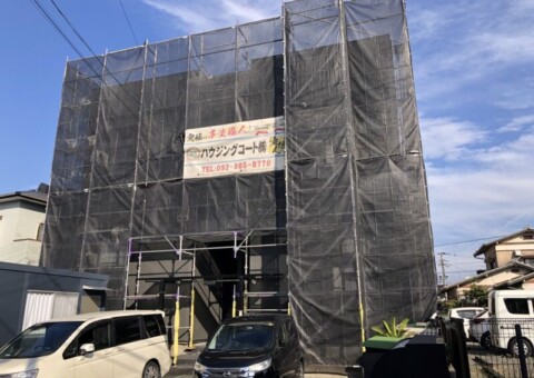 福岡県筑紫野市二日市中央のSアパート様で入居者様が安心して暮らせる環境を守るための外壁塗装工事を行っています。2025年11月1日着工です。【HPより】