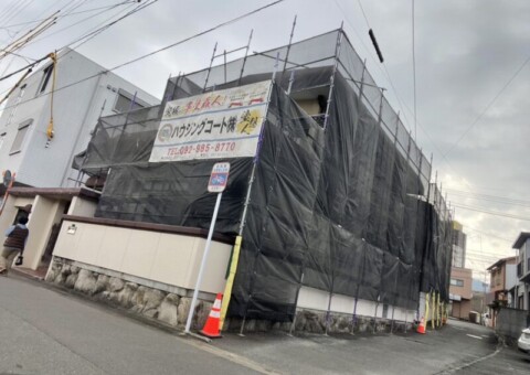 福岡県筑紫野市二日市中央のA様邸で外壁の塗膜剥がれと屋上の防水劣化を改善する外壁塗装・屋上防水工事を行っています。2025年11月より【HPより】