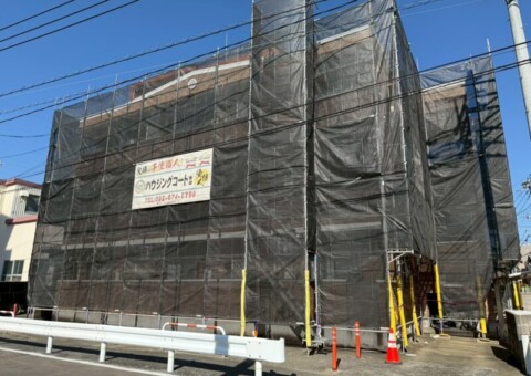 福岡県福岡市博多区博多駅南のSマンション様で、屋根の保護性能を高め外壁の美観を長持ちさせる屋根塗装・外壁クリヤー塗装工事を行っています。2025年11月7日着工です。【HPより】