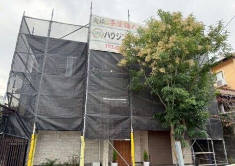 福岡県福岡市東区香椎のK様邸で外壁の艶引けと目地劣化を抑える外壁クリア塗装と、屋根の退色を保護する屋根塗装工事を行っています。2025年12月1日着工です。【HPより】