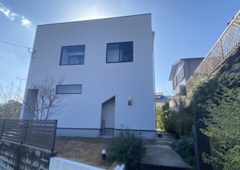 福岡県太宰府市白川のT様邸で外壁の苔・藻・カビの発生を改善する外壁カビ取り特殊洗浄工事を行いました。2026年1月13日完成です。【HPより】