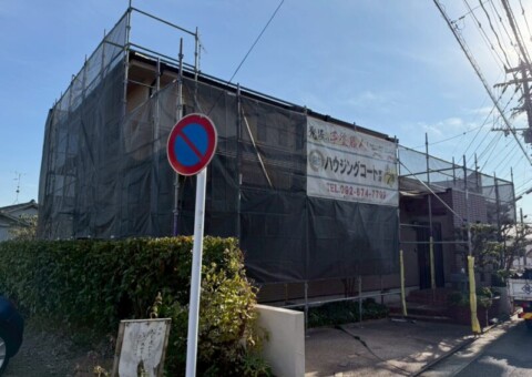 福岡県福岡市東区香住ケ丘のB様邸で屋根の色あせと外壁の汚れ・ひび割れを改善する屋根塗装とデザイン性を高める外壁塗装工事を行っています。2025年12月10日着工です。【HPより】