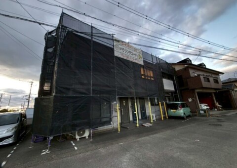 福岡県古賀市中央のYハイツ様で外壁のひび割れと劣化、屋根の色あせを改善する外壁塗装と屋根塗装工事を行っています。2026年1月8日着工です。【HPより】