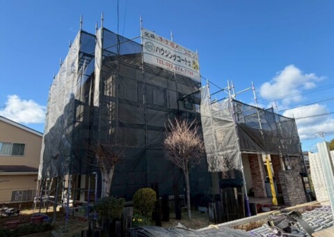 福岡県古賀市花見東のY様邸で外壁のひび割れや屋根の色あせを整え、建物全体をきれいに仕上げる塗装工事を行っています。2026年1月22日着工です。【HPより】