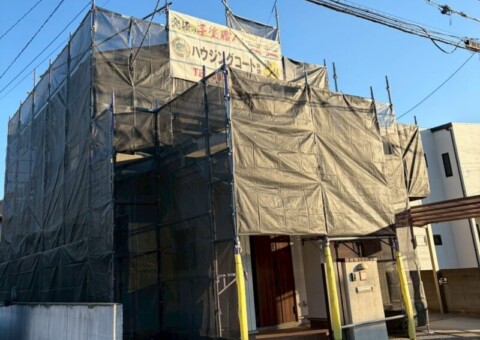 福岡県福岡市東区三苫のT様邸で外壁のひび割れと目地劣化、屋根の色あせを改善する外壁塗装と屋根塗装工事を行っています。2026年1月6日着工です。【HPより】