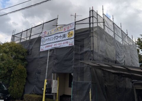 福岡県大野城市月の浦のS様邸で外壁の汚れと屋根の色あせを改善する外壁塗装と屋根塗装工事を行っています。2026年1月6日着工です。【HPより】