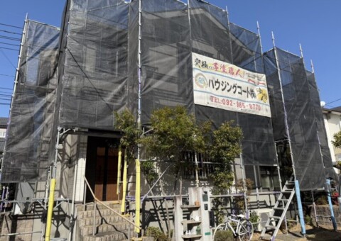 福岡県筑紫野市紫のF様邸で、築15年を迎えた住まいの外壁・屋根・基礎塗装工事を行っています。2026年1月17日着工です。【HPより】