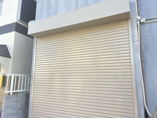 福岡県太宰府市青山のF様邸でシャッター塗装を行いサビ落としから下塗り上塗りまで丁寧に仕上げました！サムネイル