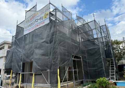 福岡県福岡市東区松崎のY様邸で外壁の劣化とシーリング傷み、屋根の色あせを改善する外壁塗装・屋根塗装工事を行っています。2026年1月7日着工です。【チラシより】
