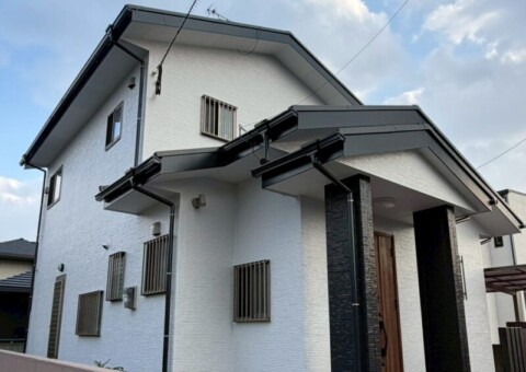 福岡県福岡市東区三苫のT様邸で外壁のひび割れと目地劣化、屋根の色あせを改善する外壁塗装と屋根塗装工事を行いました。2026年1月29日完成です。【HPより】