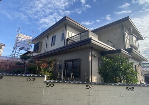 福岡県筑紫野市二日市北のM様邸で屋上の防水層のひび割れと表面の摩耗が進んでいる状態を防水性を回復させる工事を行っています。2026年2月26日着工です。【HPより】