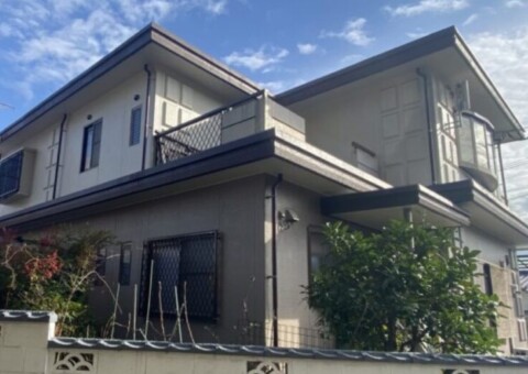 福岡県筑紫野市二日市北のM様邸で屋上の防水層のひび割れと表面の摩耗が進んでいる状態を防水性を回復させる工事を行行いました。2026年4月1日完成です。【HPより】