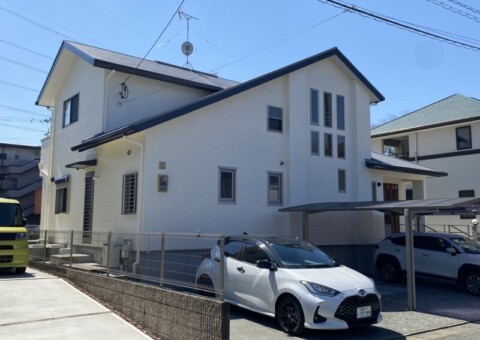 福岡県小郡市三国ヶ丘のK様邸で外壁の色あせと屋根の塗膜劣化が進行している状態を明るく美しく整える塗装工事を行いました。2026年3月21日完成です。【チラシより】