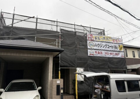 福岡県福岡市早良区飯倉のT様邸で外壁のチョーキング現象と屋根の色あせが進行している状態を明るく美しく整える塗装工事を行っています。2026年2月25日着工です。【OB様からのご紹介より】