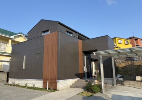 福岡県太宰府市高雄のN様邸で外壁の色あせと屋根の塗膜劣化を美しくよみがえらせる塗装工事を行いました。2026年3月12日完成です。【HPより】