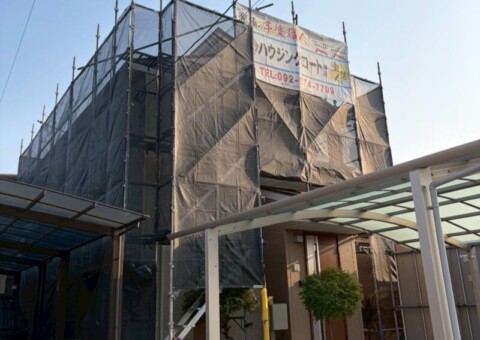 福岡県糟屋郡志免町田富のK様邸で外壁のコーキングの劣化や汚れが付着している外壁と色あせしている屋根を塗装で保護する工事を行っています。2026年2月20日着工です。【HPより】