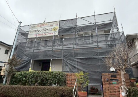 福岡県古賀市舞の里のI様邸で外壁のコーキングの劣化や汚れが付着している外壁と苔や色あせが見られる屋根を整えて保護する塗装工事を行っています。2026年2月25日着工です。【HPより】