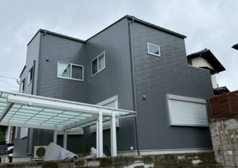 福岡県糟屋郡粕屋町花ヶ浦のY様邸でコーキングの劣化と外壁の汚れや苔が付着している外壁をきれいに整える外壁塗装工事を行いました。2026年3月3日完成です。【HPより】