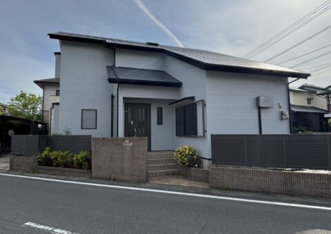 福岡県朝倉郡筑前町下高場のH様邸で外壁のチョーキング現象と屋根の塗膜劣化を改善する塗装工事を行っています。2026年5月2日完成です。【HPより】
