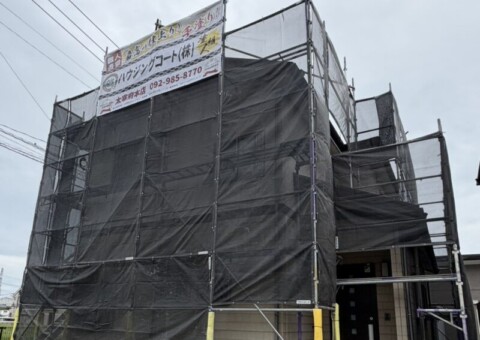 福岡県朝倉郡筑前町二のM様邸で外壁のチョーキング現象と屋根の劣化を改善する塗装・シーガード工事を行っています。2026年4月13日着工です。【HPより】