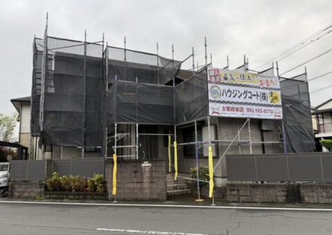 福岡県朝倉郡筑前町下高場のH様邸で外壁のチョーキング現象と屋根の塗膜劣化を改善する塗装工事を行っています。2026年4月15日着工です。【HPより】