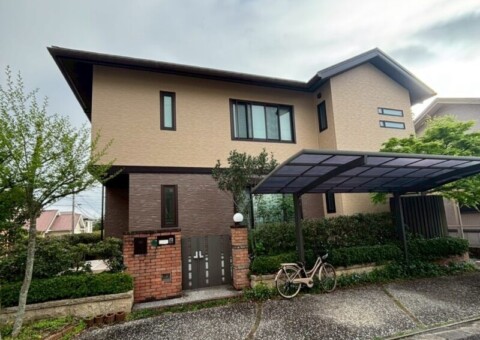 福岡県福岡市東区香椎台のI様邸で外壁の継ぎ目や角のひび割れを補修し防水性を高める塗装工事を行いました。2026年4月10日完成です。【HPより】