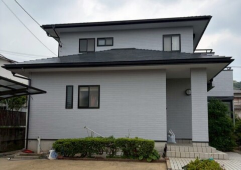 福岡県福岡市東区香椎駅東のM様邸で外壁の隙間や金具まわりのサビ跡と屋根の退色を整え防水性を高める塗装工事を行いました。2026年5月1日完成です。【チラシより】