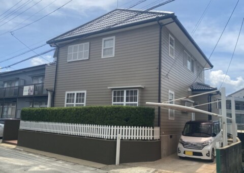 福岡県太宰府市通古賀のW様邸で外壁の色あせと屋根の防水性低下を改善する塗装工事を行っています。2026年7月7日完成です。【チラシより】