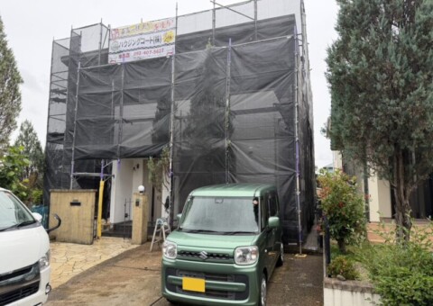 福岡県福岡市西区西の丘のM様邸で外壁の汚れと屋根の防水性低下を改善する塗装工事を行っています。6月1日着工です。【HPより】