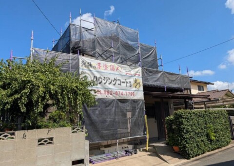 福岡県糟屋郡須恵町須恵のN様邸で外壁のひび割れを改善する塗装と聚楽壁の変色を整える改修、屋根漆喰の剥がれを補修する打ち直し工事を行っています。2026年7月18日着工です。【HPより】