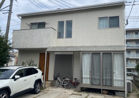福岡県筑紫野市紫のH様邸でチョーキングや汚れを改善する外壁・屋根塗装工事を行いました。2028年8月7日完成です。【HPより】