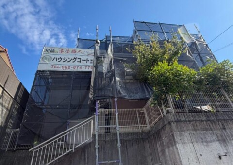 福岡県福岡市東区美和台のK様邸でヘアークラックと藻・カビを改善する外壁塗装、色あせと防水性低下を改善する屋根塗装工事を行っています。2026年7月25日着工です。【チラシより】