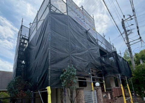 福岡県福岡市東区香椎台のH様邸でシーリングの劣化や苔・カビの発生を改善する外壁塗装・屋根塗装工事を行っています。2026年7月18日着工です。【HPより】