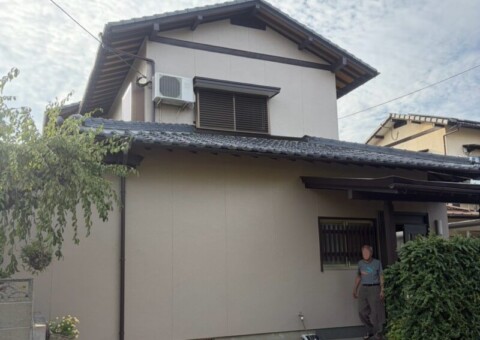 福岡県糟屋郡須恵町須恵のN様邸でKFケミカルの「スーパーウレアコート」を使用し、外壁のひび割れを改善する塗装と聚楽壁の変色を整える改修、屋根漆喰の剥がれを補修する打ち直し工事を行いました。2026年8月31完成です。【HPより】