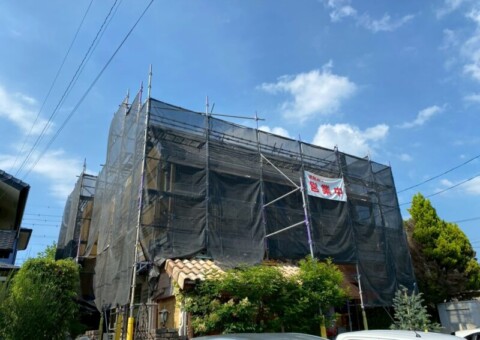 福岡県古賀市舞の里のW様邸でコケやひび割れを改善する外壁・屋根塗装工事を行っています。2026年6月29日着工です。【HPより】
