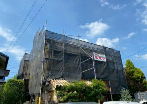 福岡県古賀市舞の里のW様邸でコケやひび割れを改善する外壁・屋根塗装工事を行っています。2026年6月29日着工です。【HPより】