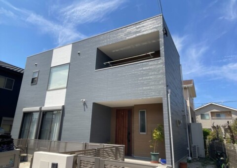 福岡県糟屋郡新宮町緑ケ浜のM様邸でKFケミカルの「セミフロンスーパーアクアⅡ」を使用し、外壁の黒ずみや苔と塗膜の剥がれを改善する外壁塗装工事を行いました。2026年9月2日完成です。【HPより】
