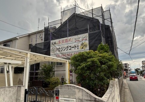 福岡県糟屋郡粕屋町柚須のT様邸で外壁の苔や黒ずみとシーリングの劣化を改善する外壁塗装工事を行っています。2026年8月26日着工です。【HPより】
