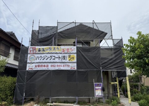 福岡県筑紫野市原田のM様邸でチョーキング現象を改善する外壁塗装工事を行っています。2026年8月10日着工です。【HPより】