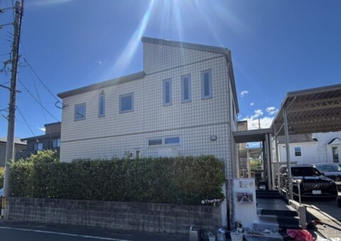 福岡県福岡市西区吉武のS様邸でコケやカビによる汚れを改善する外壁2面の高圧洗浄と塀塗装を行いました。2026年8月27日完成です。【HPより】
