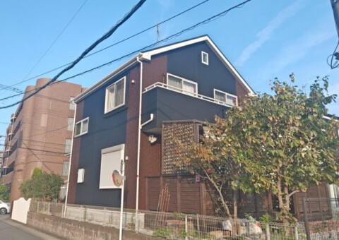 福岡県糟屋郡粕屋町柚須のT様邸で外壁の苔や黒ずみとシーリングの劣化を改善する外壁塗装工事を行いました。2026年9月18日完成です。【HPより】