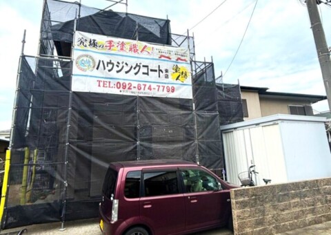 福岡県古賀市花見東のT様邸で外壁のひび割れと屋根の色あせを整える塗装工事を行っています。2026年9月25日着工です。【HPより】
