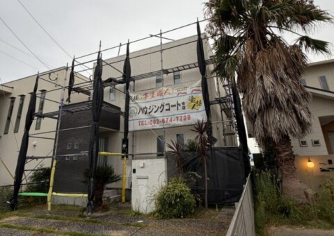 福岡県福岡市東区西戸崎のS様邸で外壁の苔やコーキングの傷みと屋根の色あせを整える塗装工事を行っています。2026年9月3日着工です。【HPより】