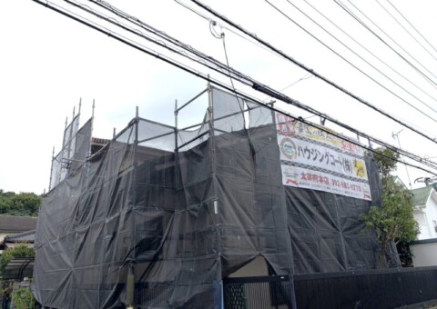 福岡県筑紫野市原のH様邸で外壁の色あせと屋根の色の変化をきれいに整える塗装工事を行っています。2026年9月5日着工です。【チラシより】