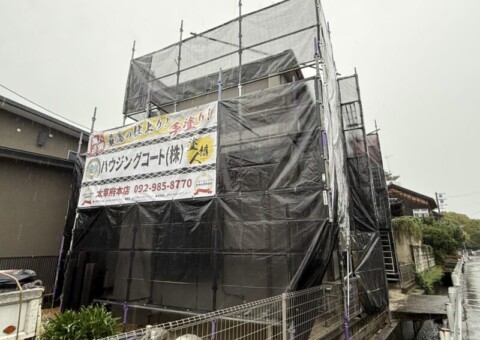 福岡県太宰府市五条のH様邸で外壁と屋根の色あせを整える塗装工事を行っています。2026年9月26日着工です。【HPより】