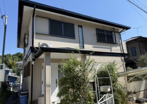 福岡県太宰府市青山のK様邸でKFケミカルの「セミフロンスーパーマイルド」を使用し、外壁の汚れと屋根の傷みを整える塗装と一部Cガード工事を行いました。2026年10月17日完成です。【チラシより】