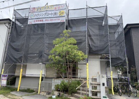 福岡県筑紫野市紫のO様邸で外壁の汚れと屋根の色あせをきれいに整える塗装工事を行っています。2026年9月8日着工です。【HPより】