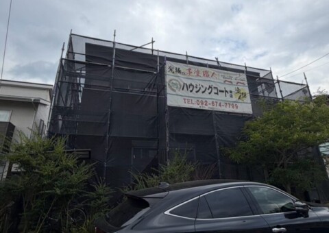 福岡県糟屋郡新宮町のM様邸で外壁のコーキングのひび割れと屋根の色あせを整える塗装工事を行っています。2026年10月13日着工です。【HPより】